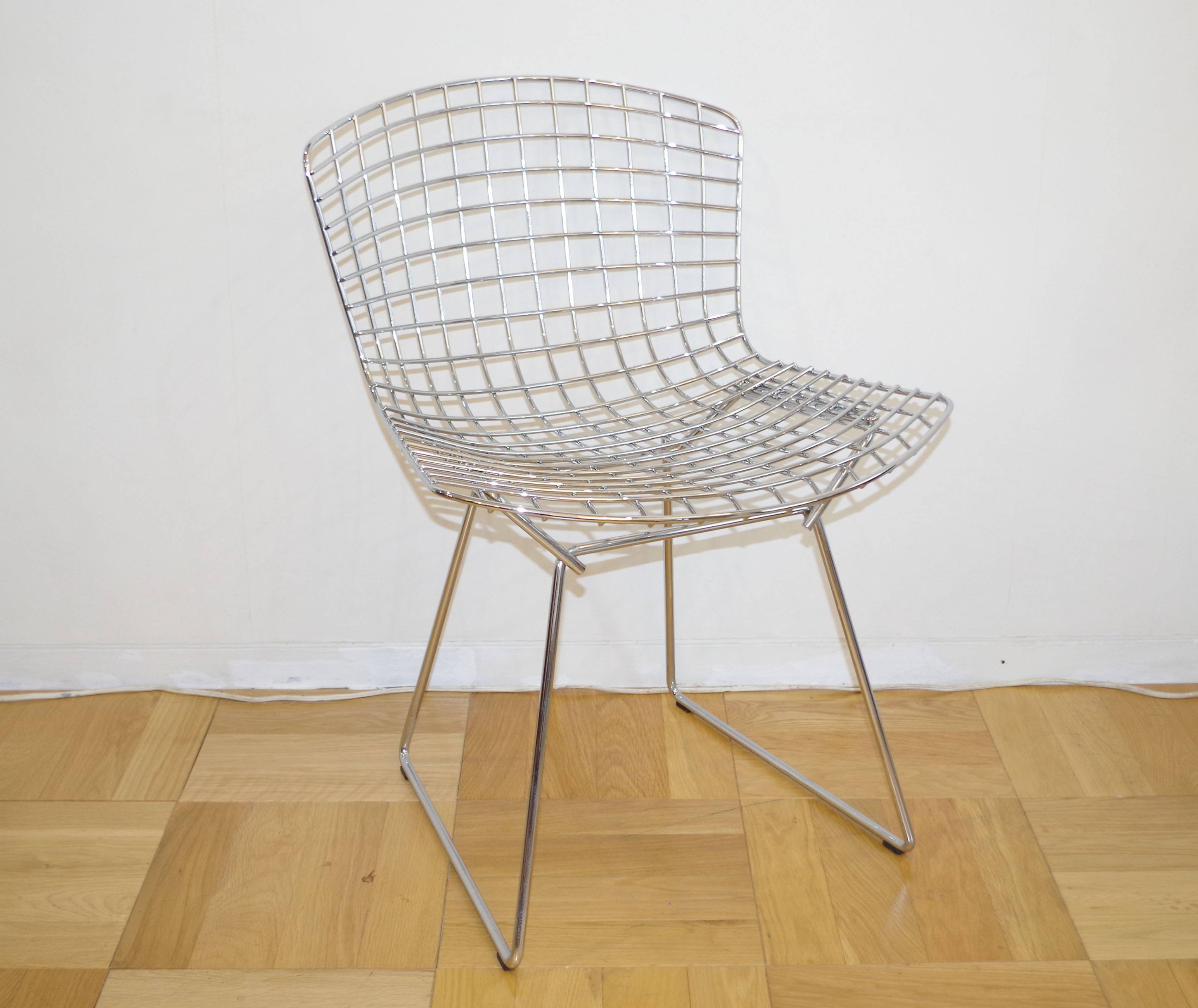 金属彫刻家ハリー・ベルトイアのワイヤー組の名作椅子「サイドチェア 