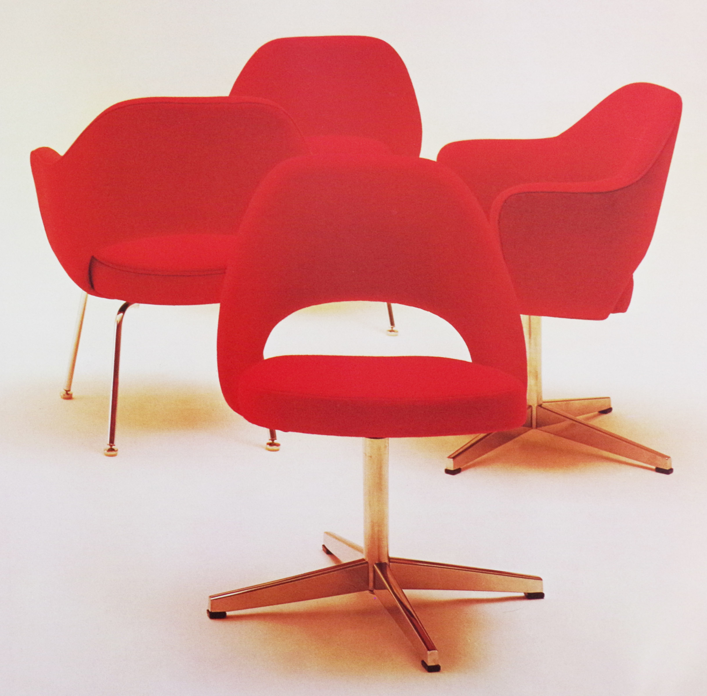エーロ・サーリネンによる名作椅子「71アームチェア」と「72サイド 
