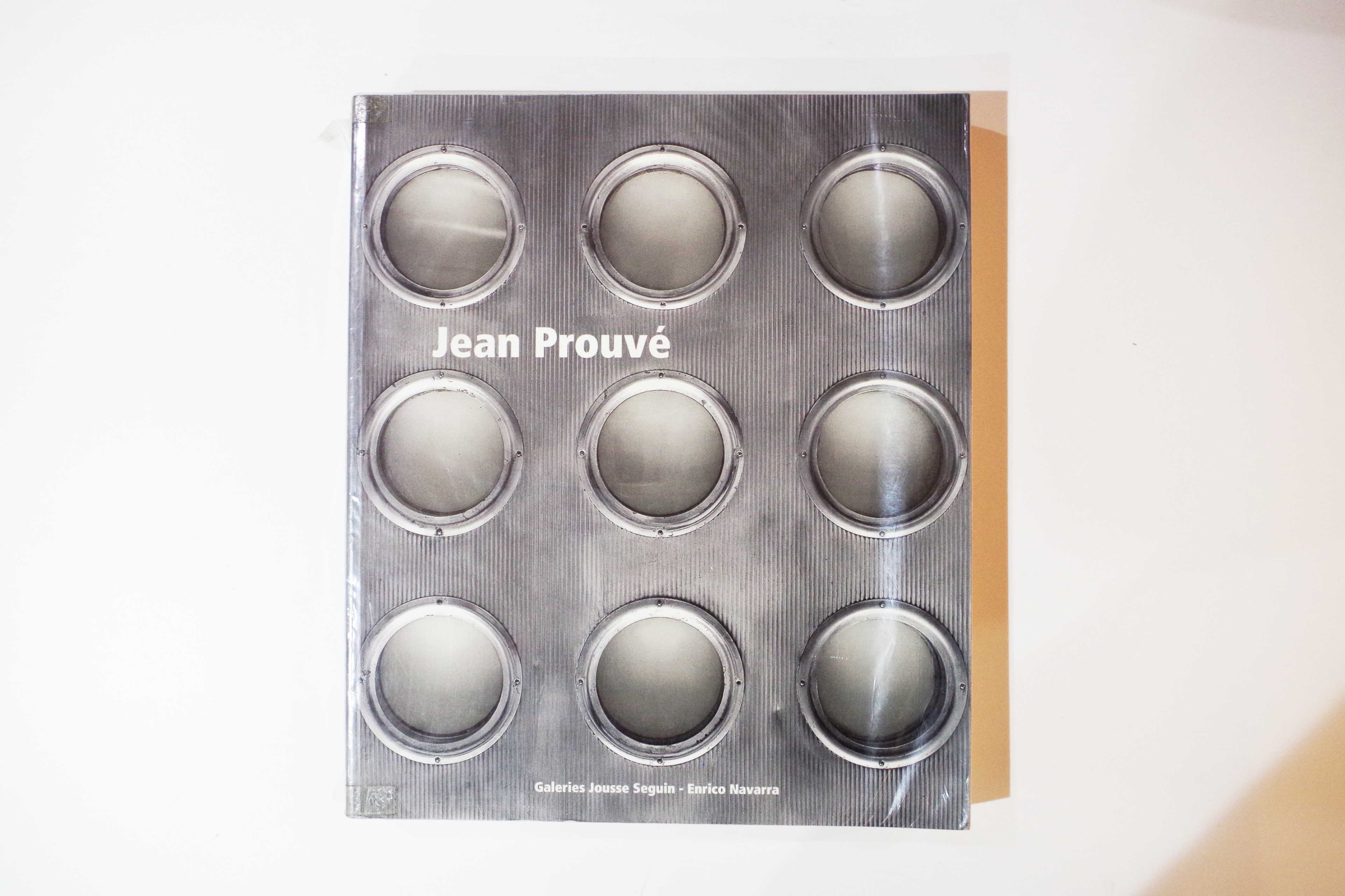 パリで開催された回顧展で刊行された貴重なジャン・プルーヴェの作品集 