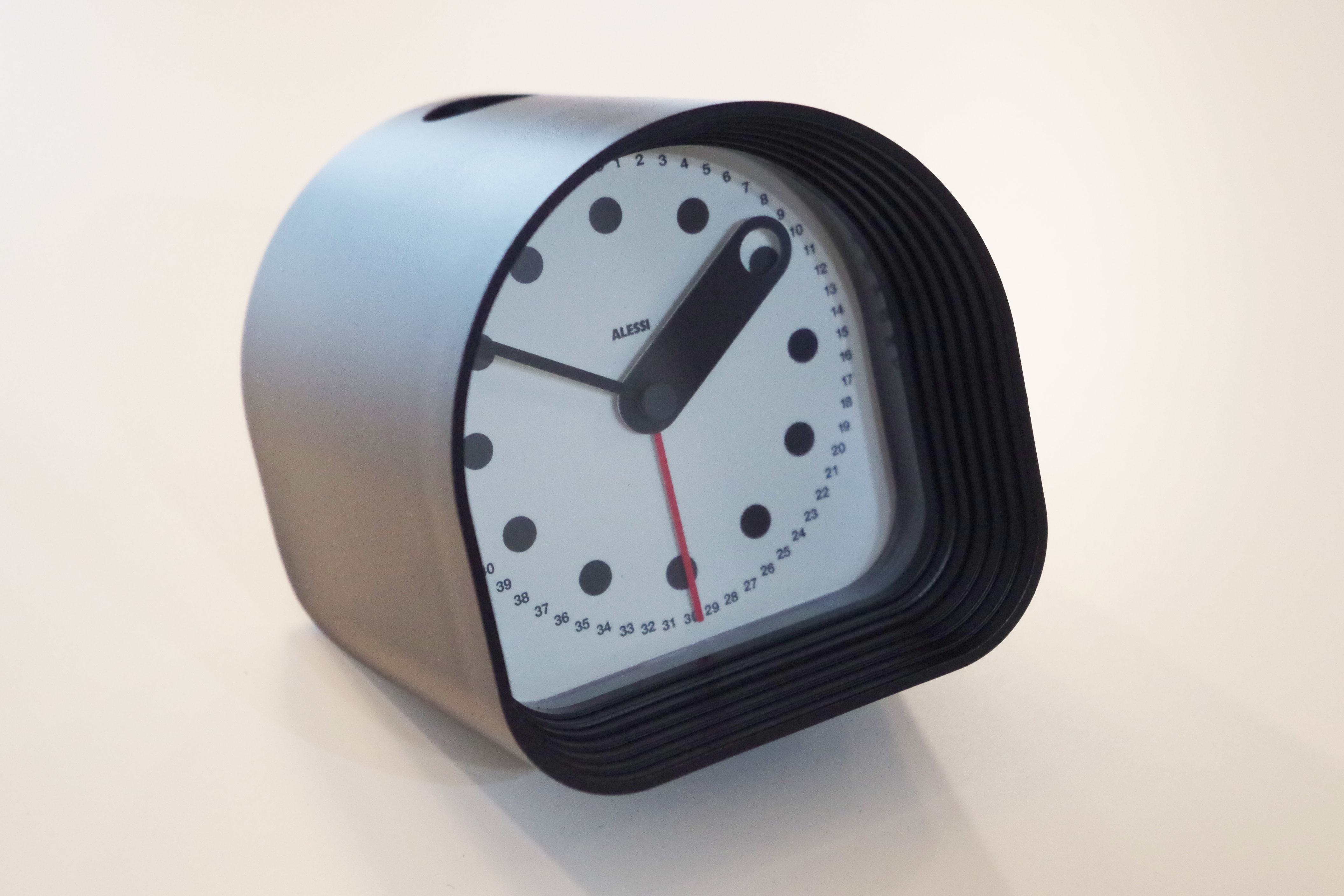 イタリアの天才ジョエ・コロンボの名作置時計「オプティク」 | 名作 