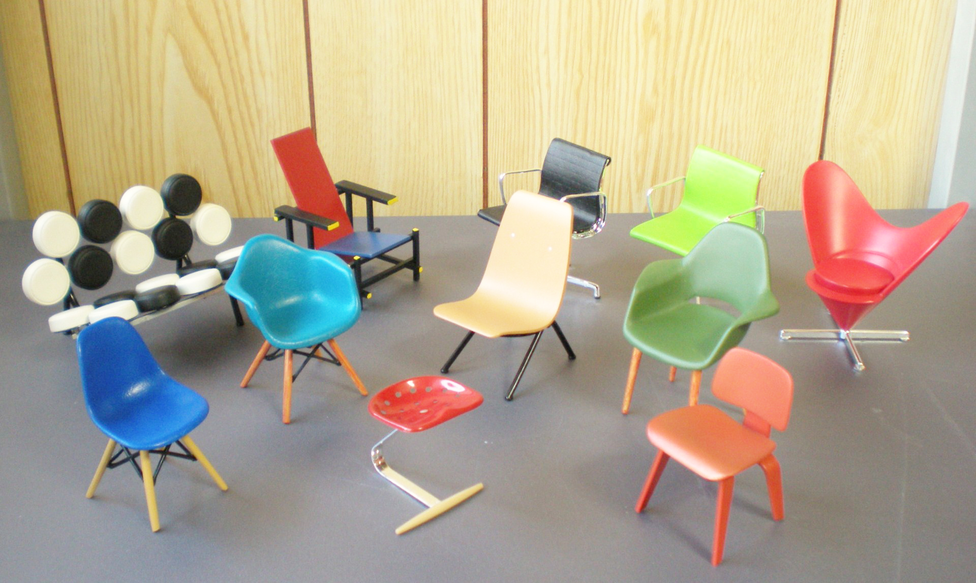 有名デザイナーの椅子がミニチュアコレクションになった「Design 