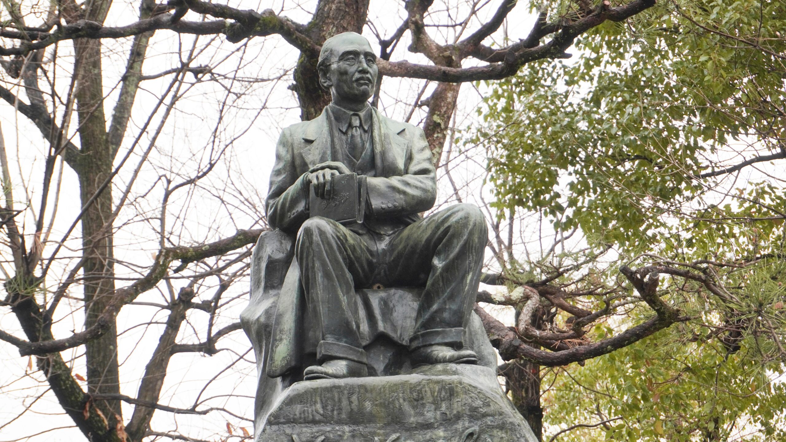 野口米次郎の像