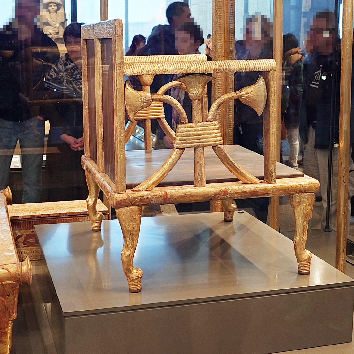 現存する世界最古の椅子の側面